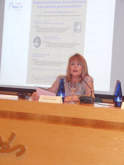 foto conferencia carmen ruiz.jpg